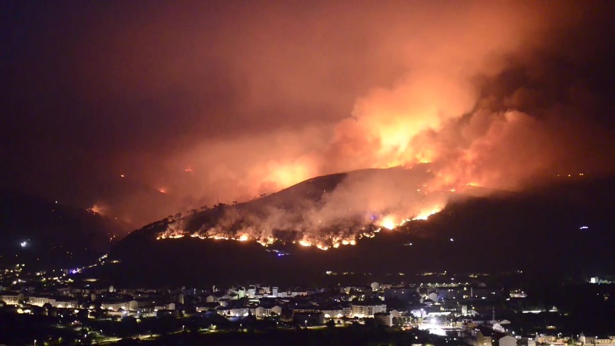 Videa ukazují, jak zuří požáry napříč Evropou